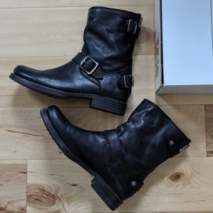 Frye Veronica Back Zip Short - black